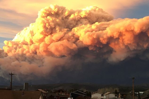 The East Troublesome Fire smoke column rising over Grand Lake rooftops
